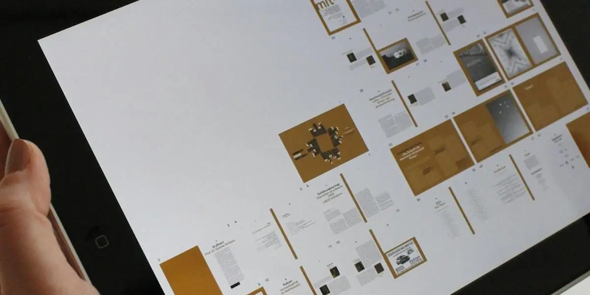 Eine Hand hält ein Tablet, auf dem eine Übersicht vieler Seitenlayouts zu sehen ist